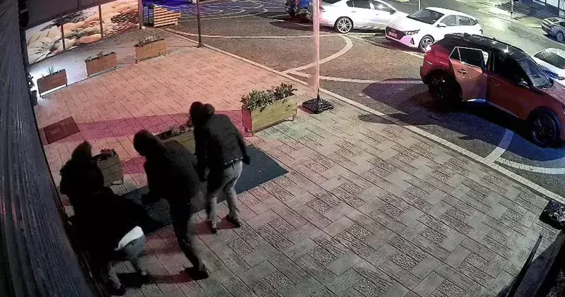 Esenyurt ta 4 şüpheli kuyumcuya girmeye çalıştı; alarmın devreye girmesiyle kaçtı