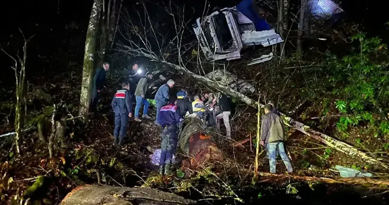 50 metreden dere yatağına devrilen TIR’ın şoförü, 4 saat sonra bulundu