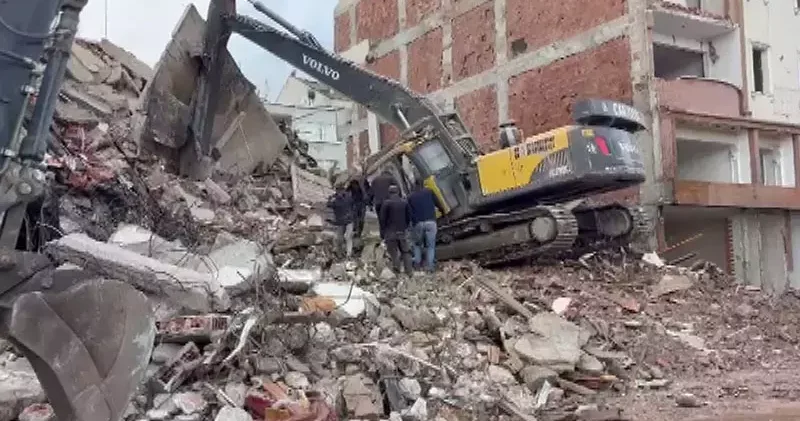Zeytinburnu nda kontrollü yıkımda beton parçaları düştü; iş makinesi operatörü yaralandı