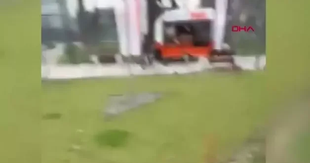 Bursa da gençler birbirine girdi! Tekmeli yumruklu kavga kamerada