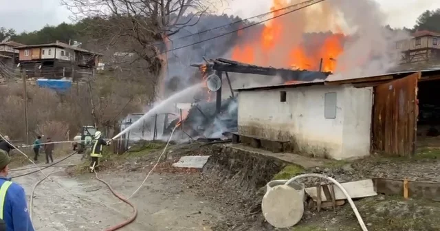 Kastamonu da ahşap ev, yangında kül oldu Kastamonu Haberleri