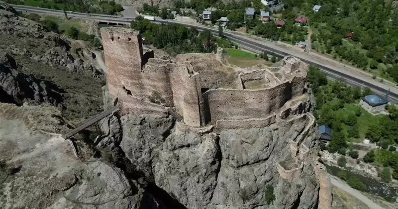 Engüzekkapı Kalesi bin yıllık ihtişamıyla ziyaretçilerini bekliyor