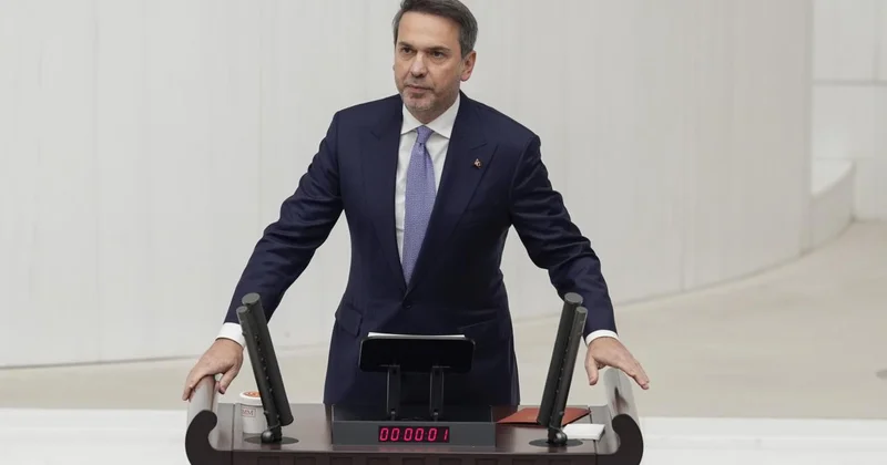 Bakan Bayraktar: Türkiye de her bir saatte yaklaşık 10 dönüm güneş tarlası kuruyoruz