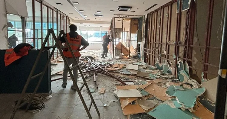 İşletmeler tarafından izinsiz inşa edildi: Şişli deki AVM de kaçak yapılar yıkıldı