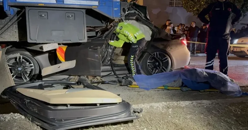 Lüks otomobil kamyona ok gibi saplandı: 1 ölü, 2 yaralı