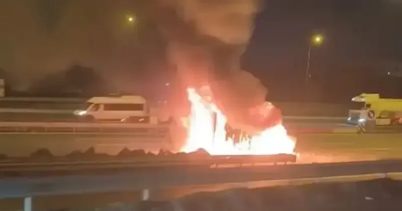 Lastik yüklü minibüs alev topuna dönüp hurda oldu İstanbul Haberleri