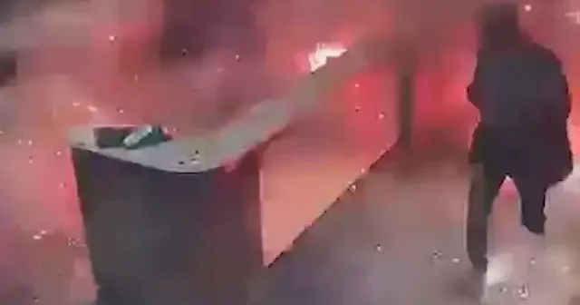 Kargoyu açtığı an hayatının şokunu yaşadı: Patlama anı görüntüleri ortaya çıktı VİDEO İZLE