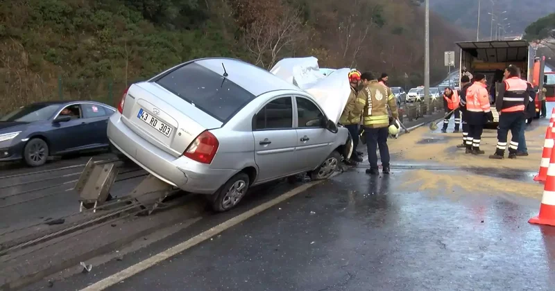 Sarıyer de otomobil aydınlatma direğini devirdi