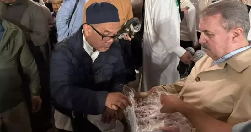 Destici, Mescid i Nebevi’de vatandaşlarla buluştu: Yatsı namazı sonrası lokum ikram etti