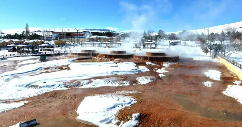Antartika değil Sivas: 45 derecelik su dışarı çıktığı an donuyor