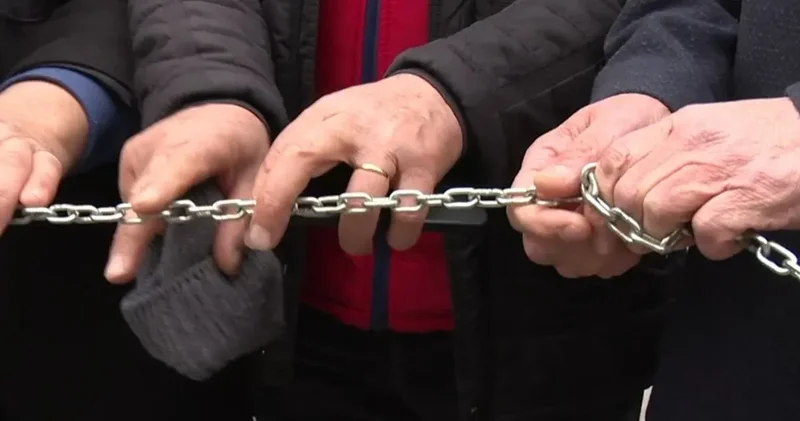 Emekliler kendini zincire vurdu