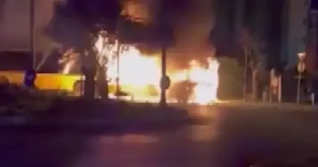 Avcılar’da İETT otobüsü alev alev yandı: Patlama sesleri mahalleyi ayağa kaldırdı VİDEO İZLE