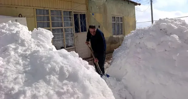 Hakkari haberleri Kentte kar kalınlığı 2 metreyi aştı! Köylü, ev yollarını açmak için kolları sıvadı 15 Ocak 2026