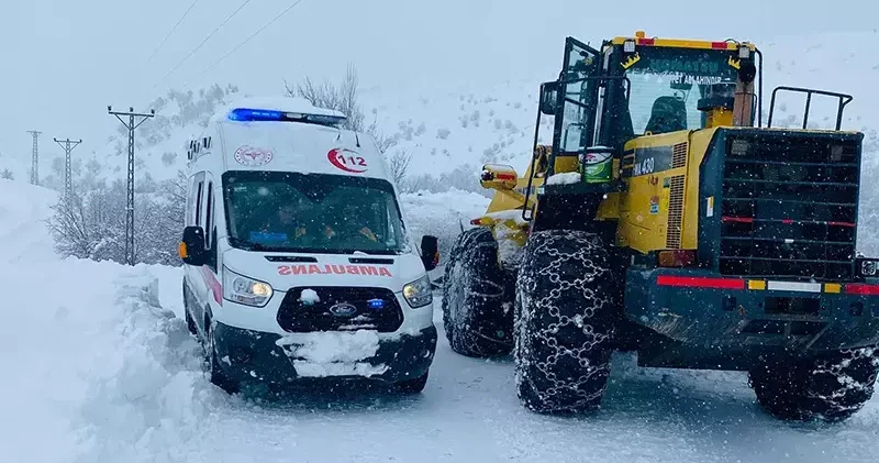 Yolu kapalı köyde rahatsızlanan hasta, ekipler tarafından hastaneye ulaştırıldı