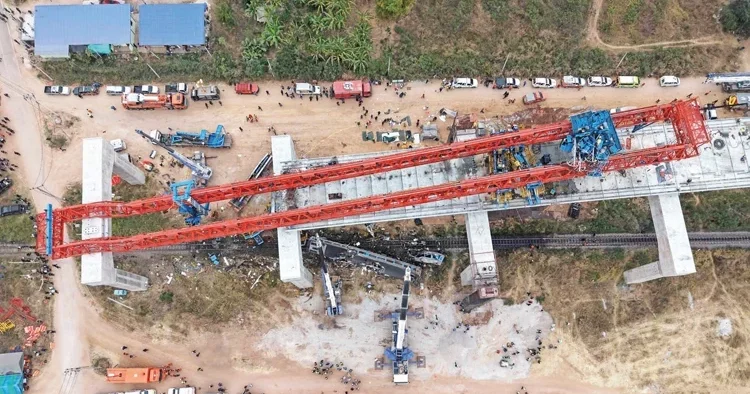 Trenin üzerine vinç devrildi: 32 ölü 63 yaralı