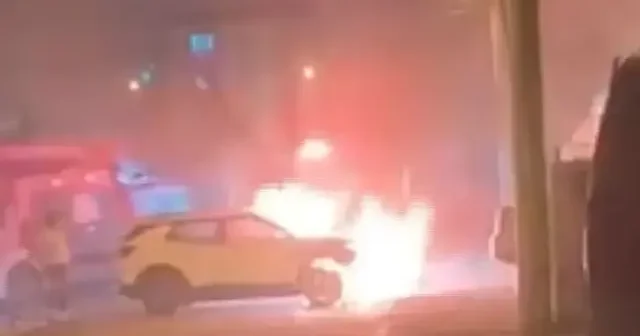 Park halindeki araçta çıkan yangın yandaki araca sıçradı VİDEO İZLE