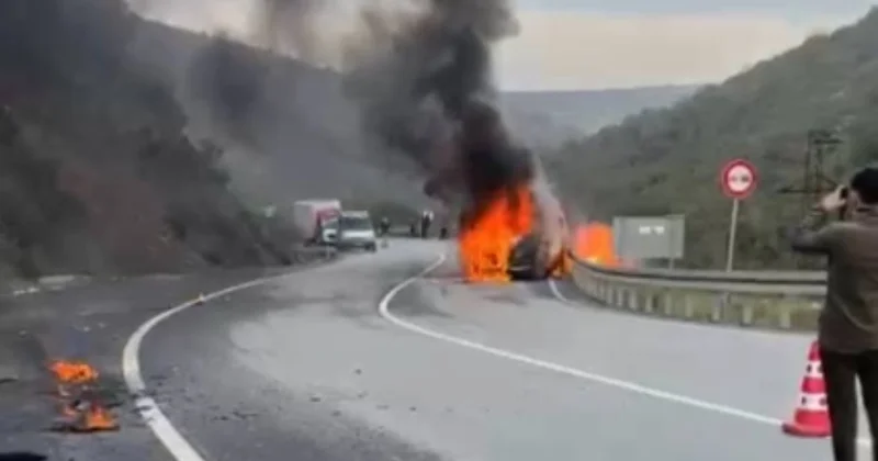 Seyir halindeki minibüs alev topuna döndü Sözcü Gazetesi