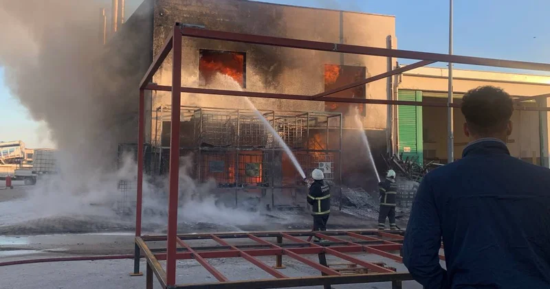 Adana da plastik deposunda yangın: İş yeri kullanılamaz hale geldi