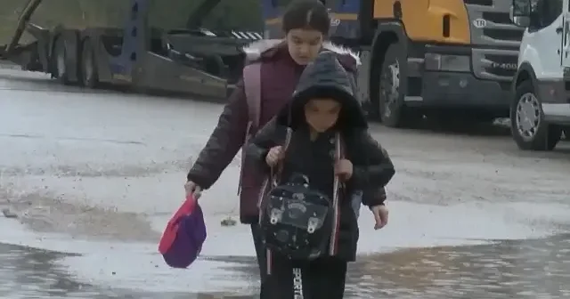 Adana da site sakinlerinin suyla imtihanı kamerada: Altyapısız caddeye kendileri taş döşeyip yol yaptılar VİDEO İZLE