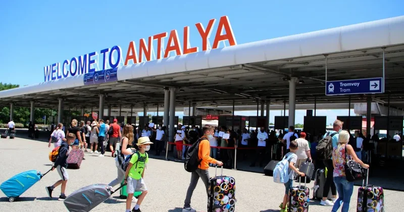 İngiliz ve Polonyalı turist Akdeniz i çok sevdi! Antalya ya 17.571 milyon turist akın etti