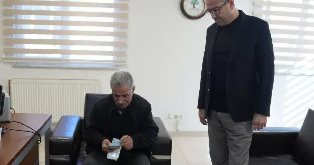 Gaziantep haberleri Para çantasının içinden çöp çıkan adam şaşkına döndü 15 Ocak 2026