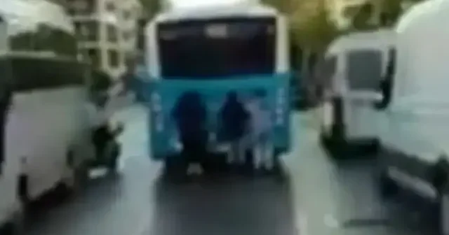 Antalya da seyir halindeki araçlara tutunarak patenle tehlikeli yolculuk yapan 2 çocuğa adli işlem VİDEO İZLE