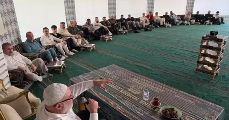 Umre’de Miraç Kandili sohbeti: Destici de katıldı