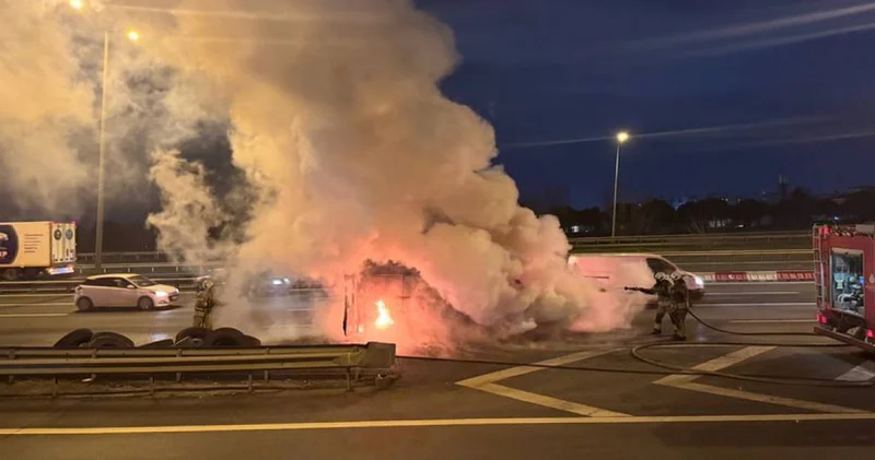 Esenyurt ta seyir halindeki minibüste çıkan yangın söndürüldü Son dakika haberleri