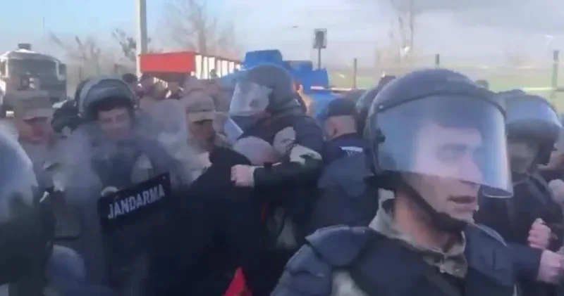 Diploma davasında jandarmadan DİSK yöneticisine sert müdahale!