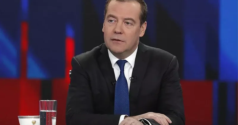 Medvedev den Macron a ironik yanıt: Korkudan Grönland dan vazgeçecekler