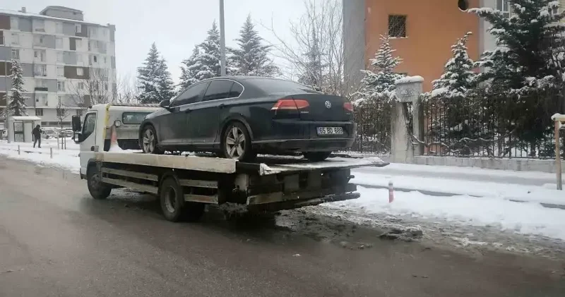 DEM Partili başkanın makam aracı trafikte haczedildi Van Haberleri