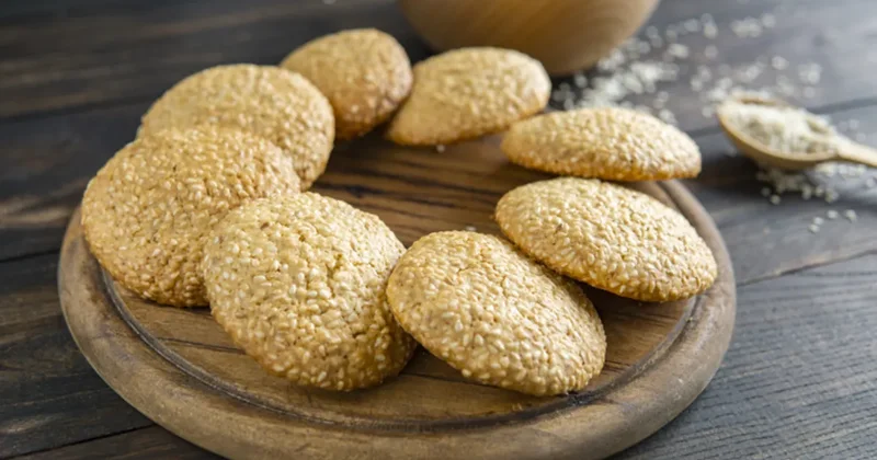 Geleneksel tatlarda modern dokunuş: Susamlı kurabiye yaparken yapılan o büyük hata...
