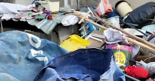 Vatandaşların şikayeti üzerine harekete geçildi: Evden iki kamyon çöp çıkarıldı VİDEO İZLE