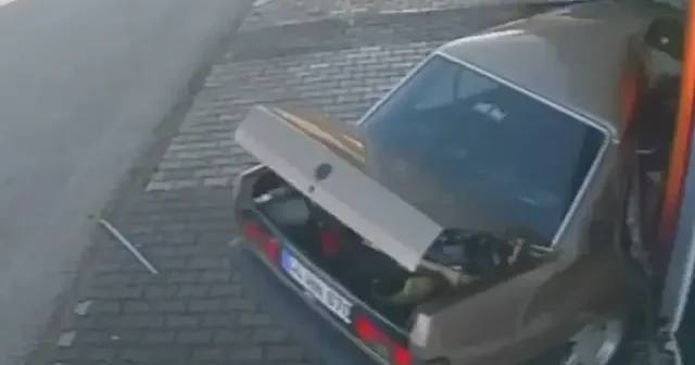 Yayaya çarpan otomobil iş yerine daldı: Kaza anı kamerada VİDEO İZLE