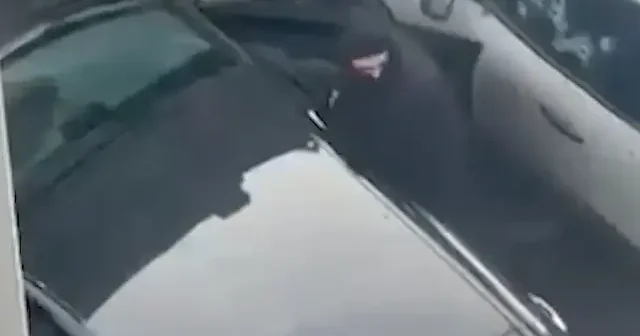 Kar maskeli saldırganlar dehşet saçtı: Kağıthane nin ortasında araca kurşun yağdırdılar VİDEO İZLE