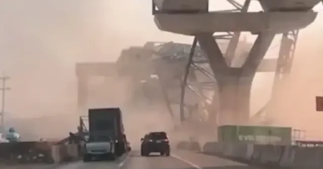 Tayland’da inşaat vinci otoyola devrildi: 2 ölü 5 yaralı VİDEO İZLE