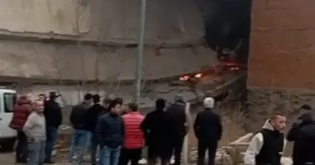 Ankara’da metruk binada yangın çıktı VİDEO İZLE