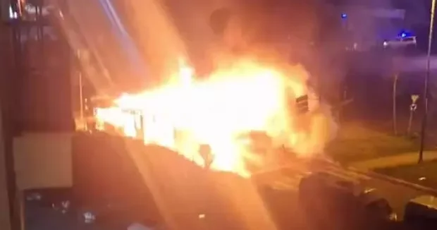 İstanbul haberleri Avcılar da seyir halindeki İETT otobüsü yandı 15 Ocak 2026