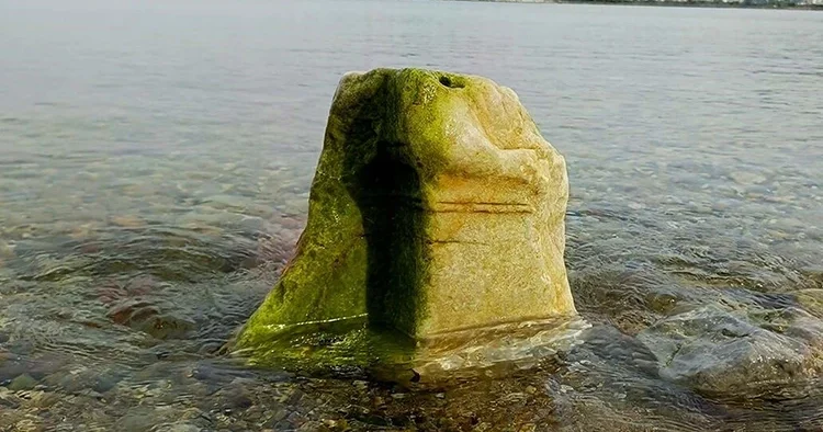 Kuşadası nda deniz suyu çekilince ortaya çıktı: Uzmanlar inceleme başlattı