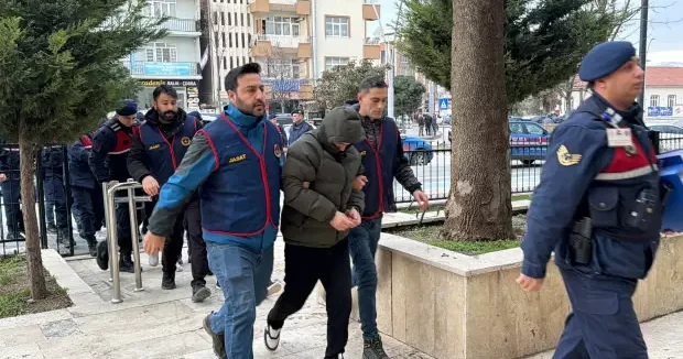 Tokat haberleri Tokat ta 100 milyonluk dolandırıcılık operasyonu: 16 gözaltı 15 Ocak 2026