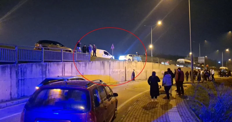 Bursa’da kaza yapan kamyonetin kopardığı bariyerler otomobillerin üzerine düştü