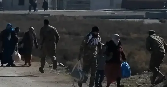 Suriye ordusu Deyr Hafir’de SDG/PKK’ya operasyon öncesi kürt aileleri bölgeden tahliye etti VİDEO İZLE