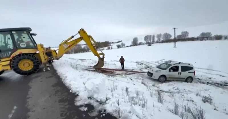 Kars’ta yoldan çıkan hafif ticari araç şarampole düştü