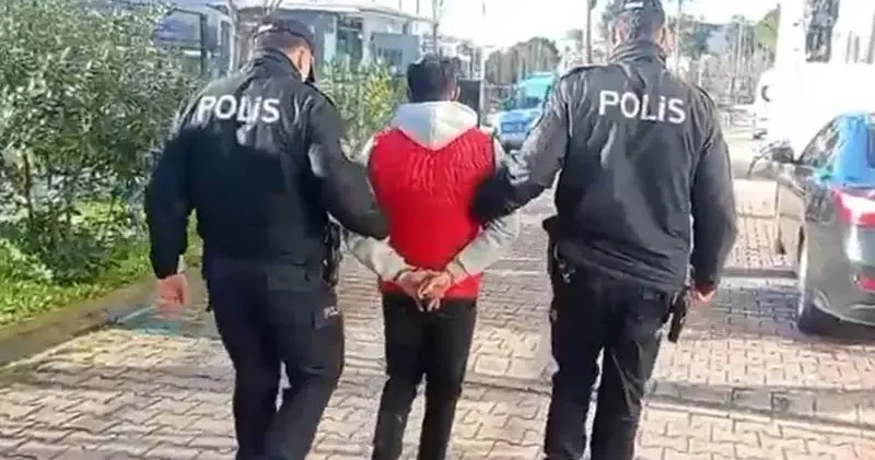 Üvey annesini öldüren firari, yakalanıp, teslim edildiği cezaevinde yaşamına son verdi