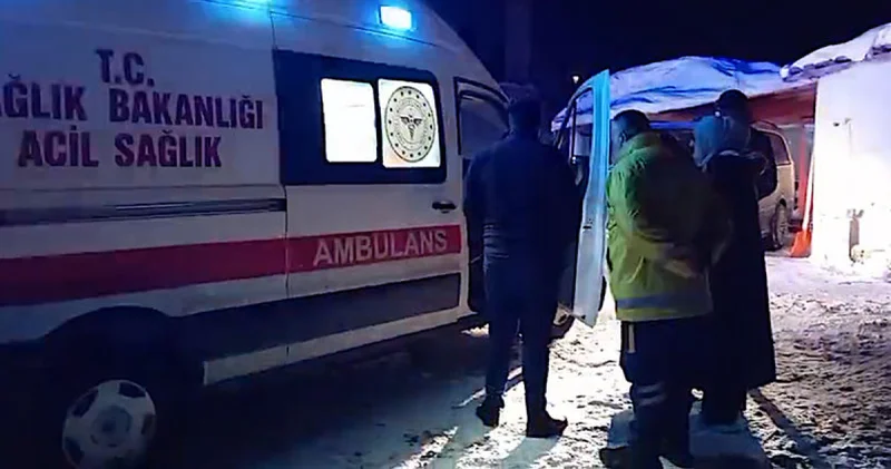 Kars ta damdaki karı temizlerken düşerek kolunu kıran çocuğu ekipler hastaneye ulaştırdı