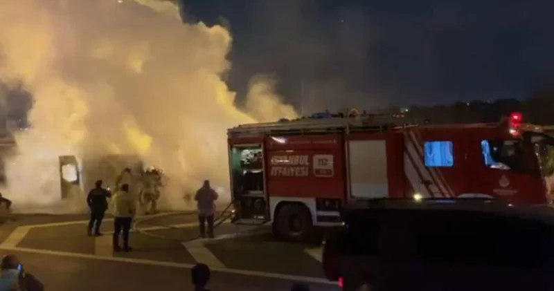 TEM Otoyulu nda korku dolu anlar: Lastik yüklü minibüs alev topuna döndü