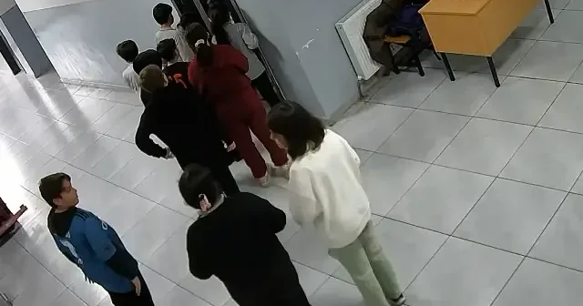 Öğretmenin hızlı müdahalesi hayat kurtardı: Heimlich manevrasıyla öğrenciyi hayata döndürdü VİDEO İZLE