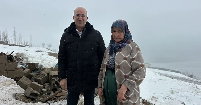 Ahırı çöken Zine teyzeye belediye başkanı yeni ahır için destek çıktı Hakkari Haberleri