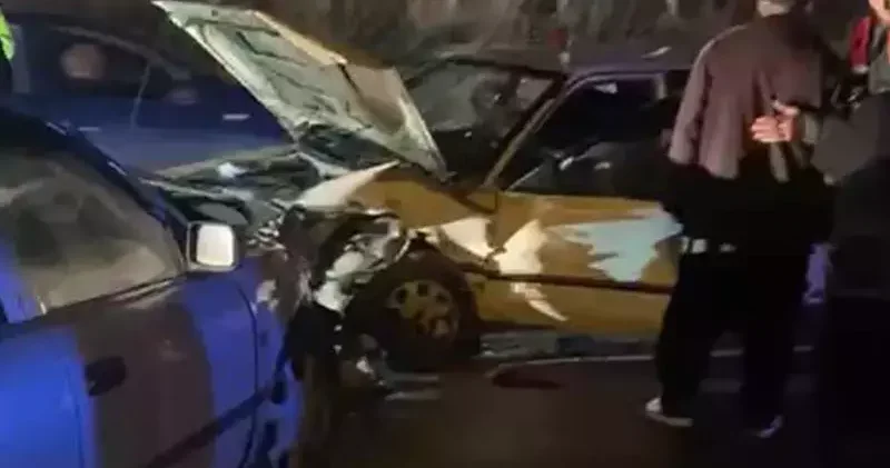 Osmaniye de iki otomobil kafa kafaya çarpıştı; 4 yaralı