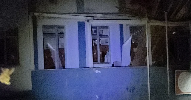 Çatısı uçan okuldaki pansiyonda kalan öğrenciler başka pansiyonlara nakledilecek Düzce İl Milli Eğitim Müdürü Gülşen Özer, çatısı uçan okulda incelemelerde bulundu Düzce Haberleri